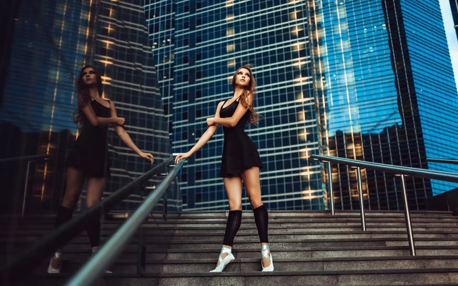 Эскортница Москвы на лестнице у Москва-сити